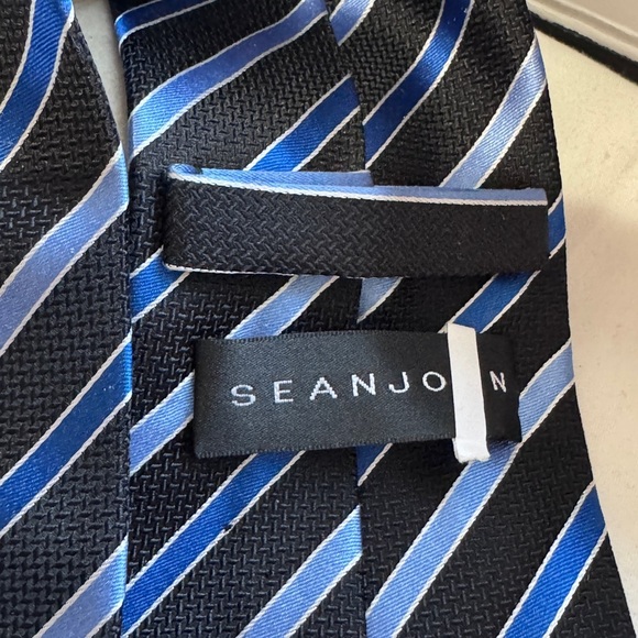 🎩✨Vintage Elegant Sean John Black, Blue Silk Striped Men’s Tie / Ladies Head Tie - Picture 9 of 15
